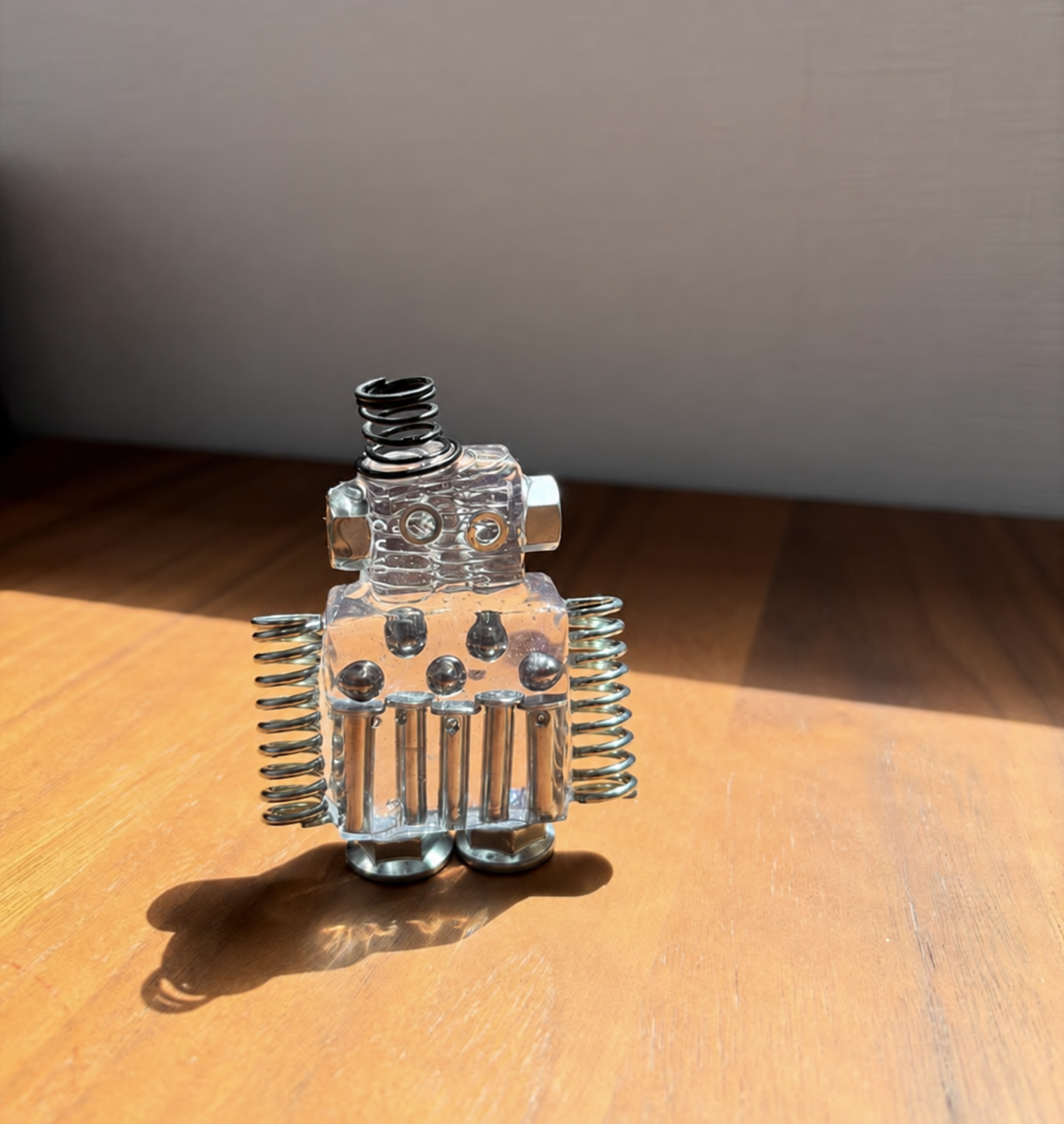 バネと金属部品を組み合わせたロボットの作品例