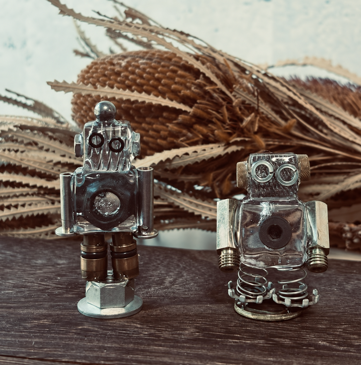表情の異なる2体のロボットの作品例。販売は1体です