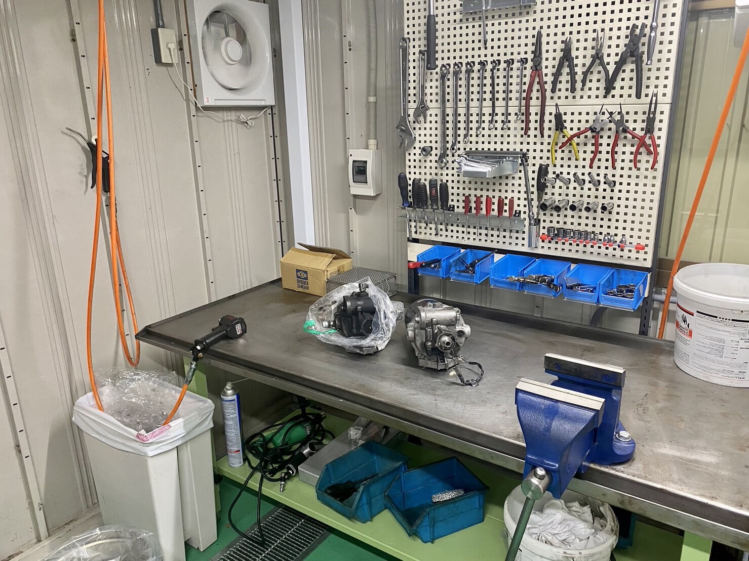 トラック部品を扱う株式会社SKの作業場